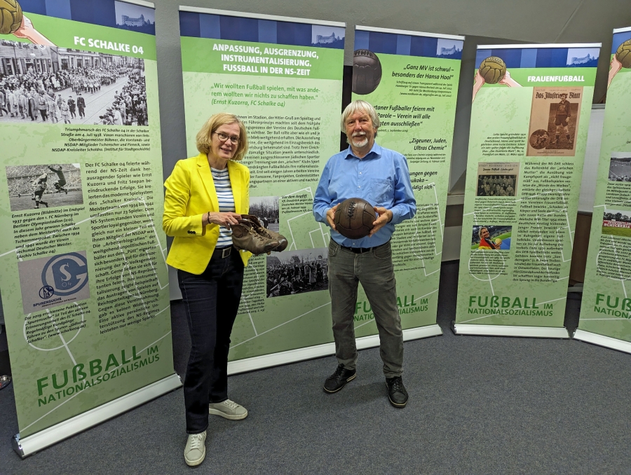 Museumsleiterin Kirsten John-Stucke mit Friedhelm Schäffer, ehemaliger Geschichtslehrer und freier Mitarbeiter der Erinnerungs- und Gedenkstätte Wewelsburg.  (© Kreismuseum Wewelsburg)
